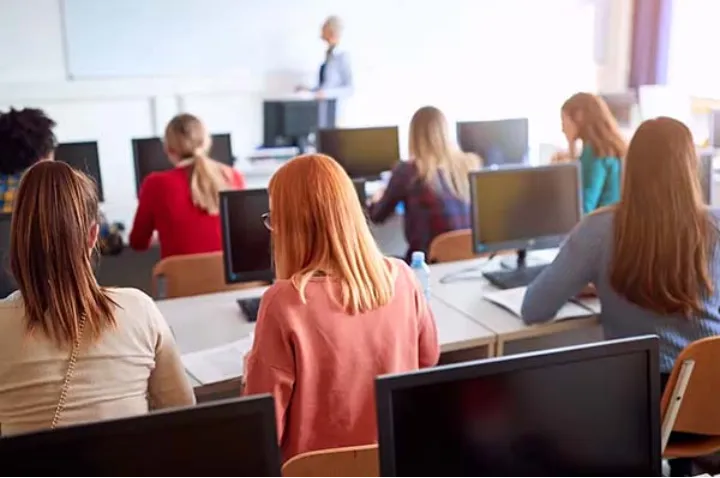 وزیر آموزش کبک: مدرسه جای دعا خواندن نیست، مدارس حق ندارند کلاس درس را به سالن دعا تبدیل کنند